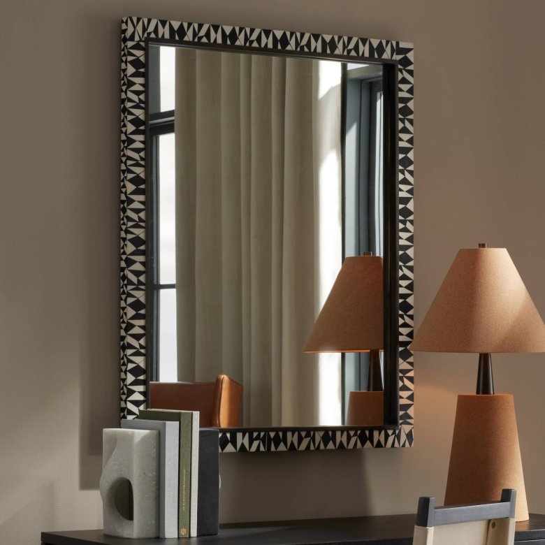 Aghassi Mirror